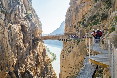 Turister går på Caminito del Rey i Andalusien