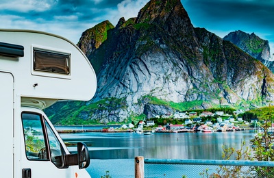 Lej en autocamper i Norge og oplev Lofoten. Overalt er der udsigt til vand og fjelde