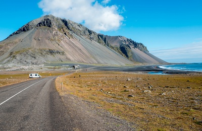 Autocamper i Island - ringvejen ligger helt ud til det barske Atlanterhav og de golde vulkanfjelde
