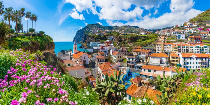 Lille by ud mod kysten på Madeira, Portugal