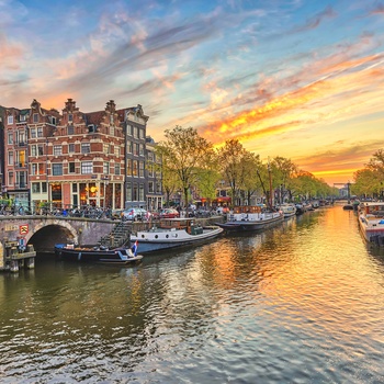 En af Amsterdams mange kanaler ved solnedgang - Holland