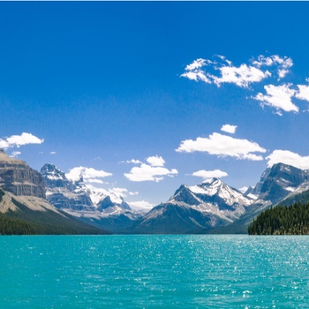 Bjergsøen Maligne Lake i Alberta, Canada