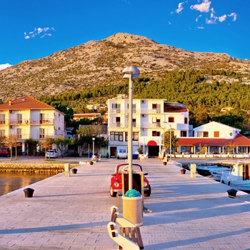 Kystbyen Starigrad-Paklencia i Dalmatien, Kroatien