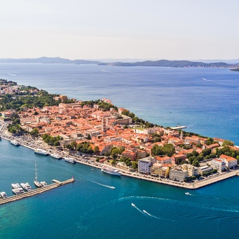 Luftfoto af kystbyen Zadar i Dalmatien, Kroatien