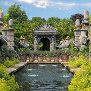 Flot fontæne i haven ved Arundel Castle i West Sussex, England