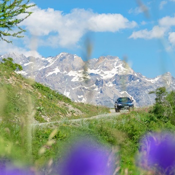 Bil på vej mod bjergene i Alperne, Østrig