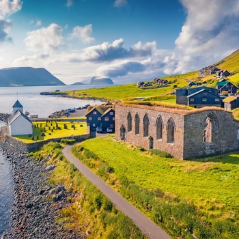 Den lille by Kirkjubour på øen Hestur - Færøerne