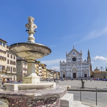 Pladsen og kirken Santa Croce på en solskinsdag i Firenze