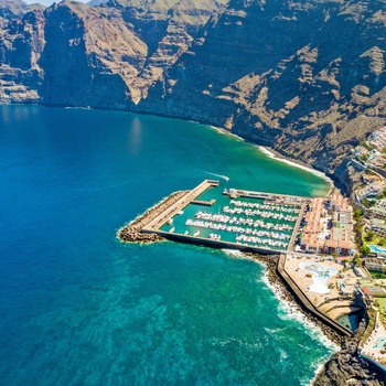 Luftfoto af den dramatisk kyst ved Los Gigantes på Tenerife