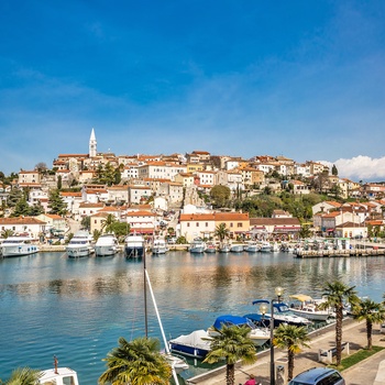 Udsigt til Vrsar gamle bydel og havnen, Istrien i Kroatien