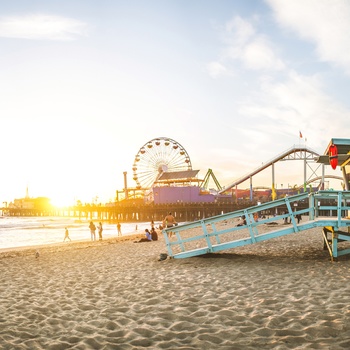 Santa Monica Pier og livredderhus på stranden, Los Angeles i USA