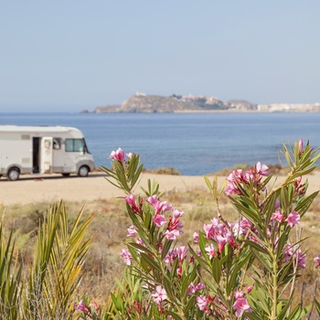 Autocamper parkeret ved strand i det sydlige Spanien