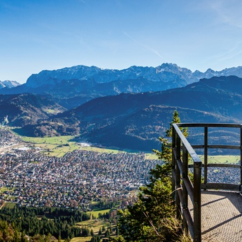Udsigt ud over Garmisch Partenkirchen og bjergene, Tyskland