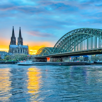 Solnedgang over Köln i Tyskland