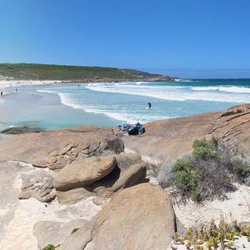 Red Gate Beach med surfer i Western Australia, Australien
