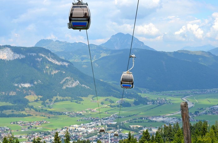 Kabelbane ned mod St. Johann fra Harschbichl, Tyrol i Østrig