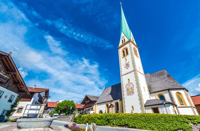 Den smukke kirke i landsbyen Mutters i Tyrol, Østrig