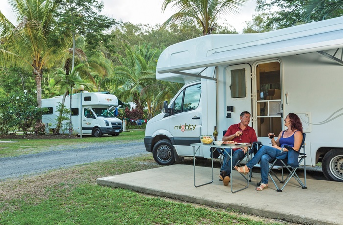 Mighty Double Up autocamper på campingplads - Australien