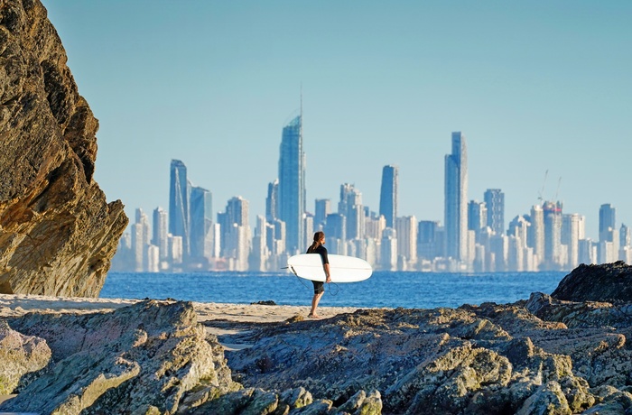 Surfer og Gold Coast i baggrunden - Queensland i Australien