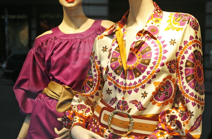 Mannequiner med modetøj i butiksvindue, Berlin i Tyskland