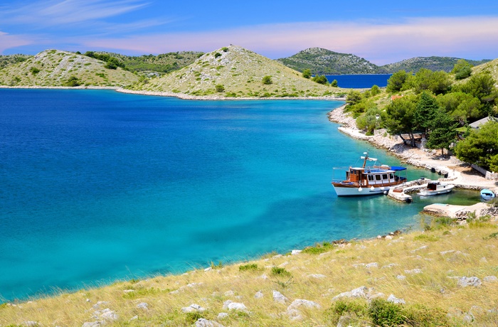 Turbåd ved lille ø i Kornati National Park i Dalmatien, Kroatien