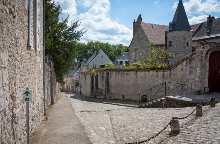 Stemning i middelalderbyen Beaugency, Loiredalen i Frankrig