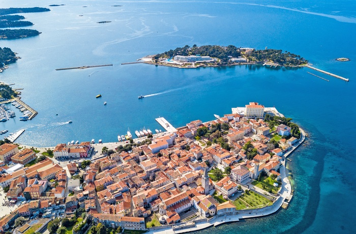 Luftfoto af kystbyen Porec i Istrien, Kroatien