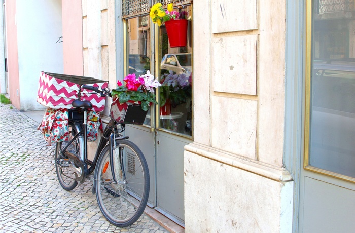 Blomsterdekoreret cykel i Lissabon