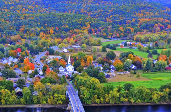 Vej gennem landsby om efteråret i Massachusetts - New England i USA