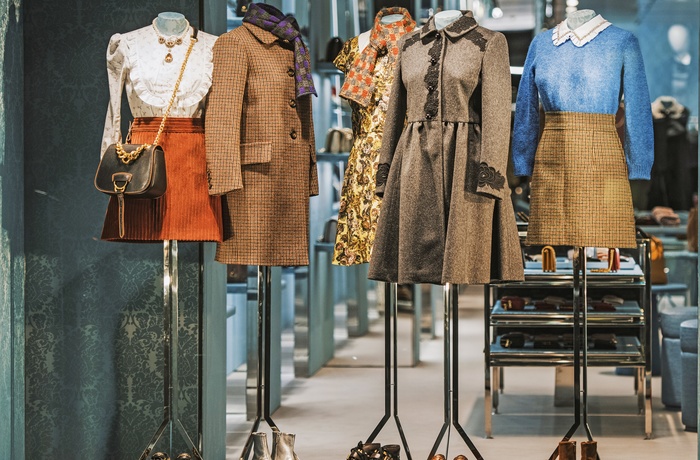 Modetøj i udstillingsvindue i Milano
