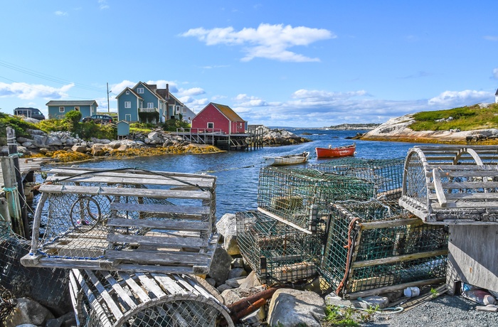 Fiskegrej og hummertejner i Peggy´s Cove havn, Nova Scotia i Canada