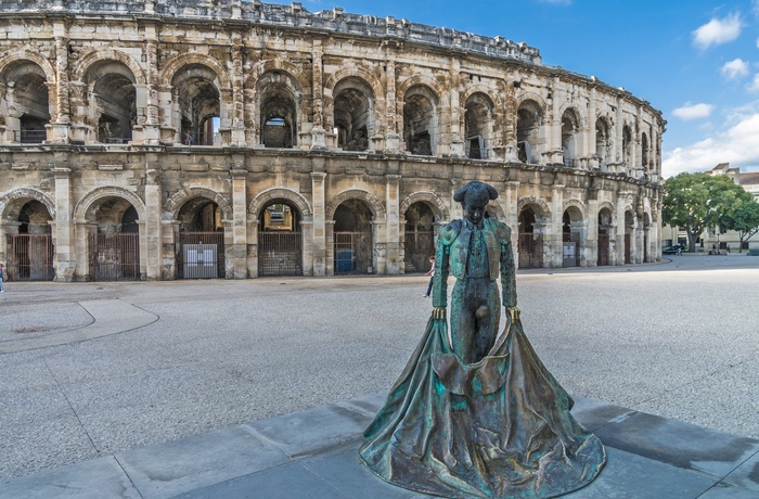 Statue foran det romerske amfiteater i Arles, Provence i Frankrig