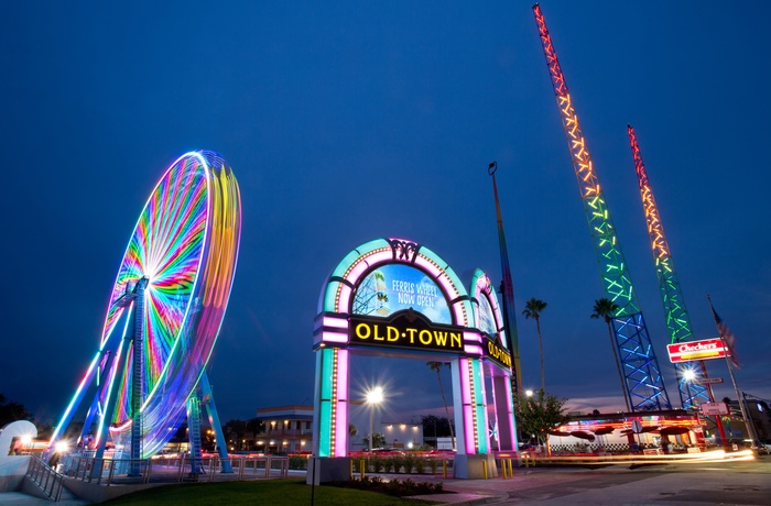 Den neonfarvede indgang til forlystelsesbydelen Old Town, Florida