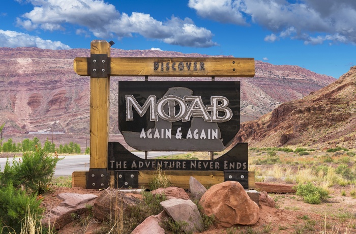 Velkomstsklit til byen Moab i Utah, USA