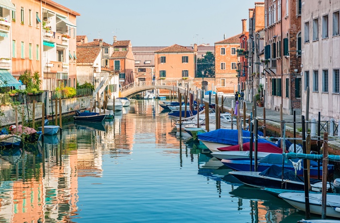 Hyggelig kanal gennem øen Giudecca ved Venedig