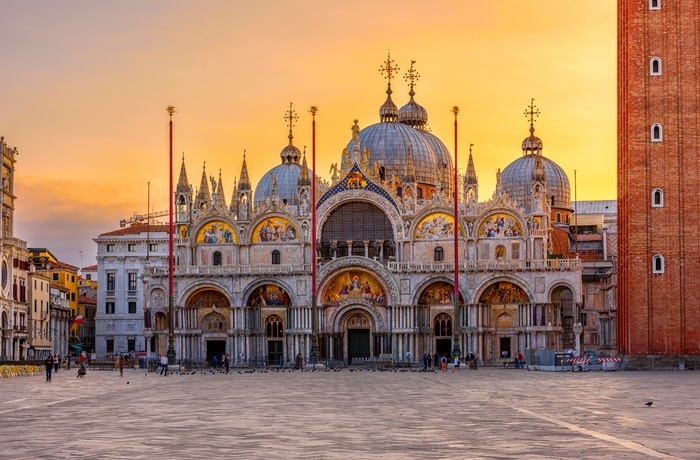 Markuskirken i en glødende smuk solnedgang, Venedig