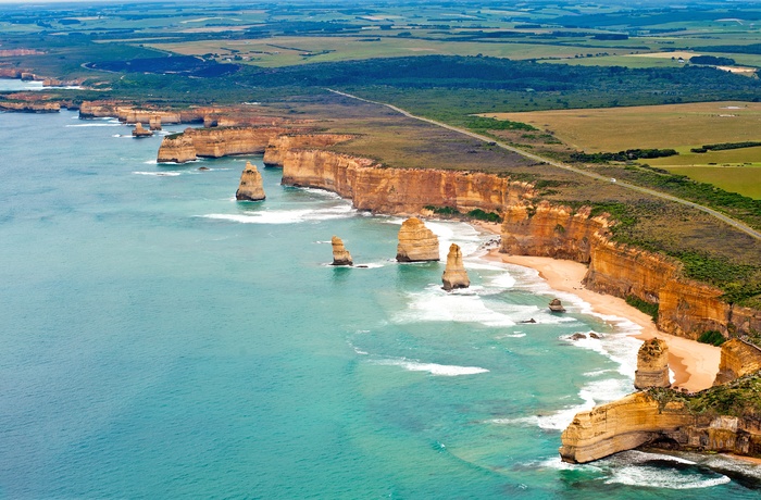 Luftfoto af kysten med de 12 Apostle ved Great Ocean Road i Victoria