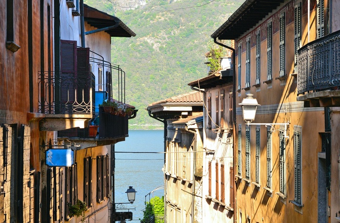 Hyggelig gade ned til søen i Cannobio