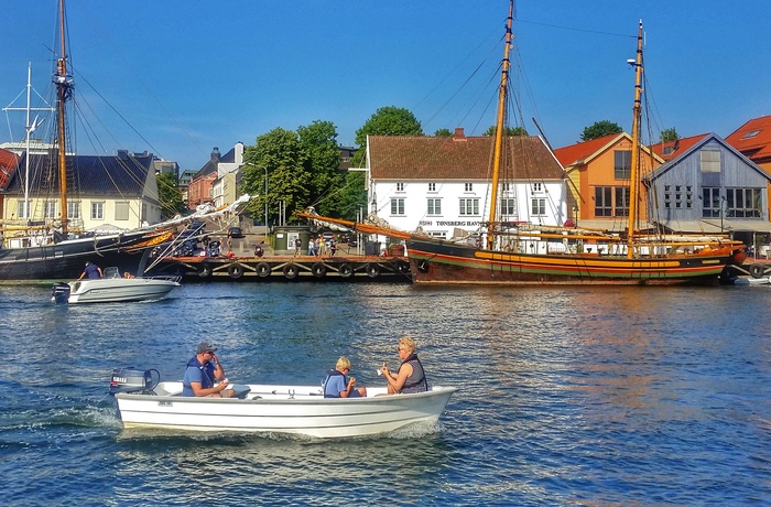 Tønsberg i Norge - sommerdag på båd. Foto: FOAT / VisitNorway