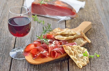 Snack med brød, bacon og vin, Østrig