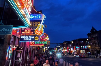Stemningsbillede fra Broadway om aftenen i Nashville