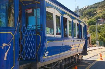 Den blå sporvogn der kører mod Tibidabo bjerget, Barcelona