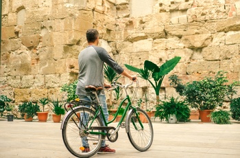 Man på cykel i Barcelona