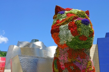 Blomster skulptur af hund foran Guggenheim Museum i Bilbao, Spanien