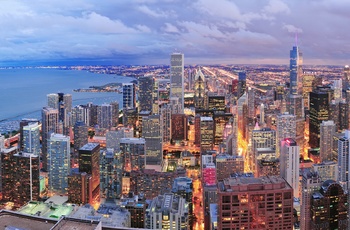 Udsigt ud over Chicago skyline om aftenen, USA