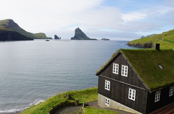 Udsigt til øen Tindhólmur på vej til Gásadalur - Færøerne