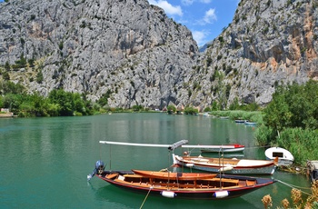 Små både på Certina floden i Dalmatien, Kroatien