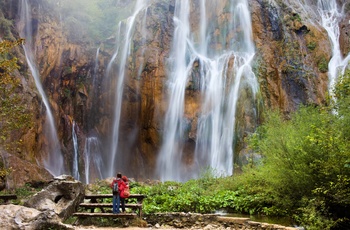 Par nyder vandfald i Plitvice Nationalpark i Dalmatien, Kroatien