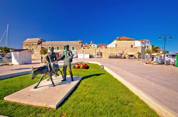 Skulptur og byport til kystbyen til kystbyen Primosten i Dalmatien, Kroatien