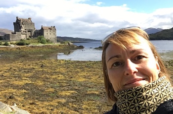 Hanne T med smukke Eilean Donan i baggrunden, Skotland